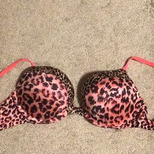 Victoria’s Secret bombshell miraculous plunge bra